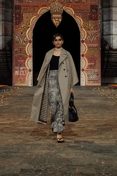 Look 16